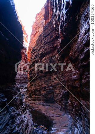 Narrow valley in Karijini National Park 100354166