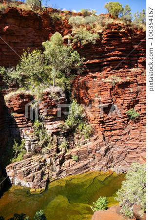 Cliffs and green pools of Karijini National Park 100354167