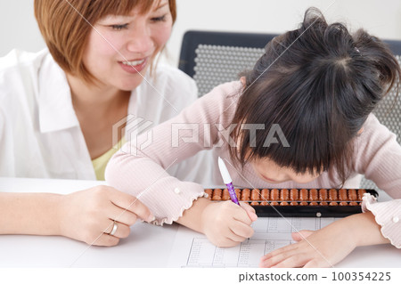 老師在珠算課上教學生 100354225