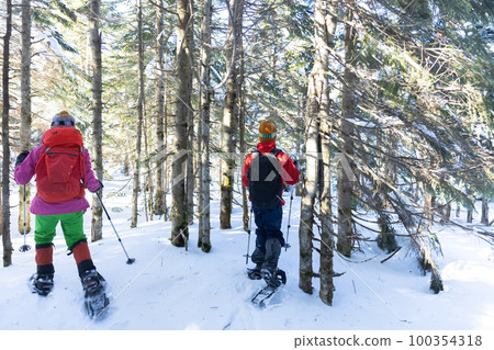 Enjoy snow mountain climbing in North Yatsugatake 100354318