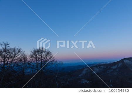 美麗的山區早晨 100354380