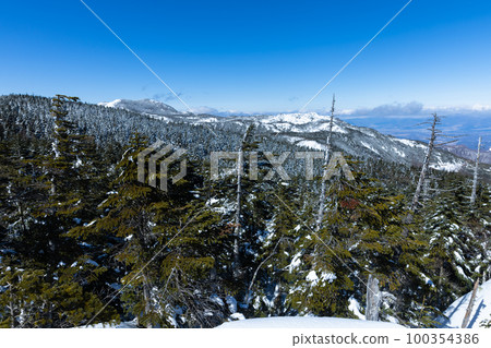 在北八岳享受雪山攀登 100354386