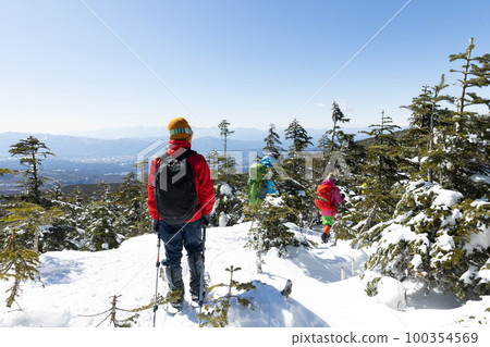 在北八岳享受雪鞋健行 100354569