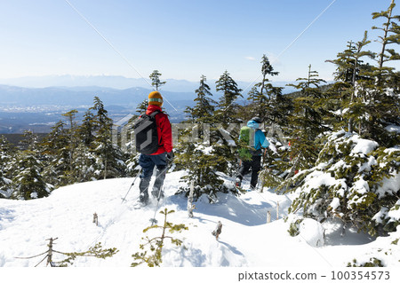 在北八岳享受雪鞋健行 100354573