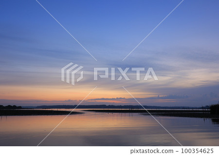 印巴湖的日出景色 印巴湖的日出景色 100354625