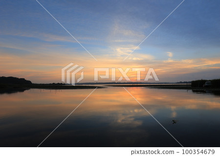 印巴湖的日出景色 印巴湖的日出景色 100354679