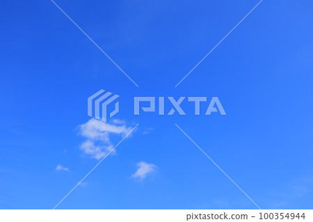 Blue sky and white clouds 100354944
