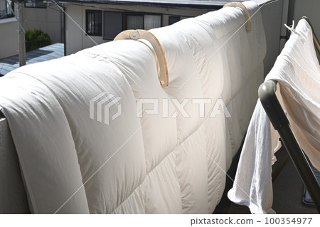 在晴天曬被褥 100354977