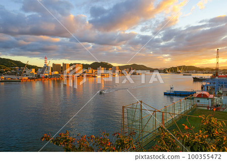 Hiroshima/Onomichi Onomichi Channel at dawn seen from Mukojima 100355472