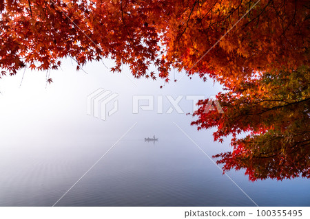 "Yamanashi Prefecture" Fishing boat in the fog / Kawaguchiko lakeside with autumn leaves "Yamanashi Prefecture" Fishing boat in the fog / Kawaguchiko lakeside with autumn leaves 100355495