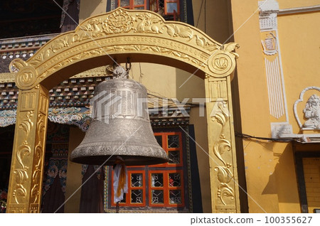 尼泊爾加德滿都博達哈大佛寺的鐘 尼泊爾加德滿都博達哈大佛寺的鐘 100355627