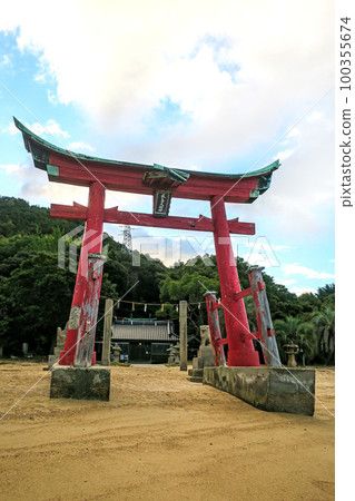 Hiroshima/Onomichi Iwako Island Itsukushima Shrine Otorii and front shrine seen from the sea Hiroshima/Onomichi Iwako Island Itsukushima Shrine Otorii and front shrine seen from the sea 100355674