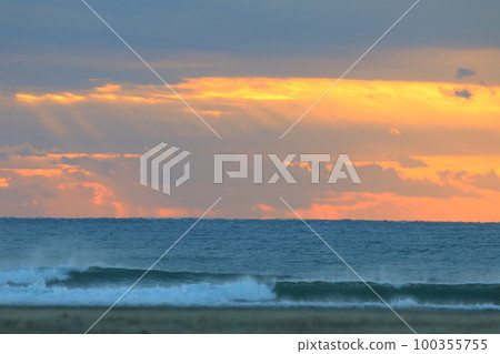 房總半島九十九里海水浴場的日出 房總半島九十九里海水浴場的日出 100355755