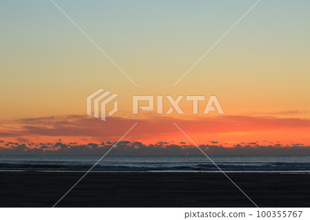 房總半島九十九里海水浴場的日出 房總半島九十九里海水浴場的日出 100355767