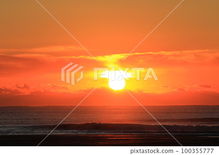 房總半島九十九里海水浴場的日出 房總半島九十九里海水浴場的日出 100355777