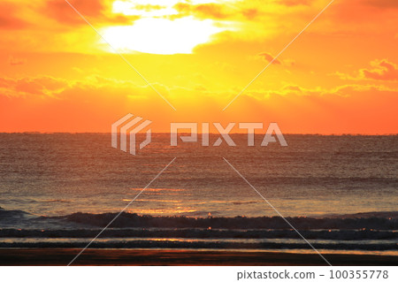 房總半島九十九里海水浴場的日出 房總半島九十九里海水浴場的日出 100355778