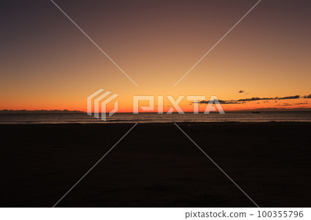 房總半島九十九里海水浴場的日出 房總半島九十九里海水浴場的日出 100355796