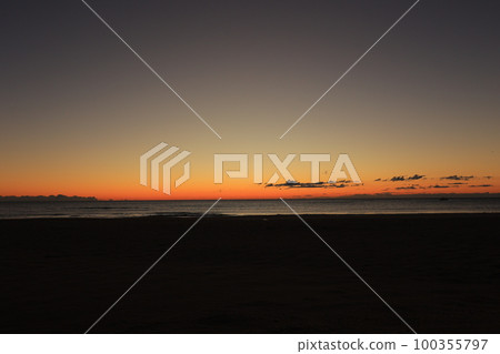 房總半島九十九里海水浴場的日出 房總半島九十九里海水浴場的日出 100355797