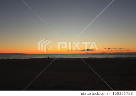 房總半島九十九里海水浴場的日出 房總半島九十九里海水浴場的日出 100355798