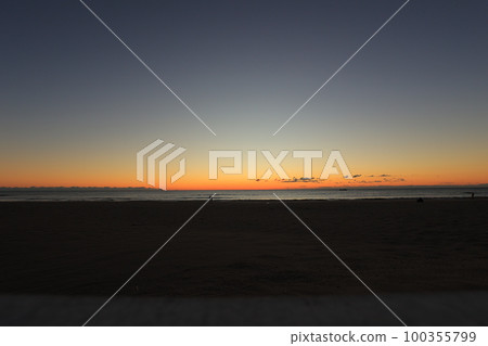房總半島九十九里海水浴場的日出 房總半島九十九里海水浴場的日出 100355799