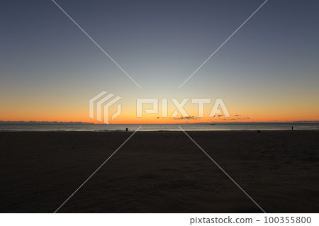 房總半島九十九里海水浴場的日出 房總半島九十九里海水浴場的日出 100355800