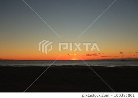 房總半島九十九里海水浴場的日出 房總半島九十九里海水浴場的日出 100355801