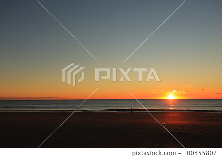 房總半島九十九里海水浴場的日出 房總半島九十九里海水浴場的日出 100355802