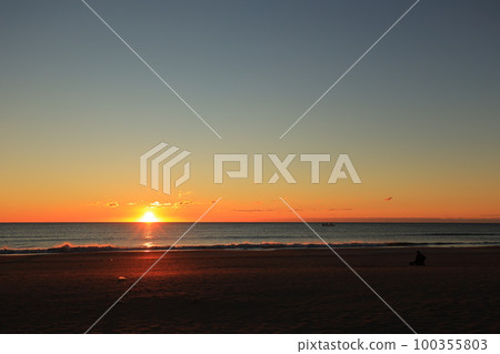 房總半島九十九里海水浴場的日出 房總半島九十九里海水浴場的日出 100355803