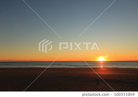 房總半島九十九里海水浴場的日出 房總半島九十九里海水浴場的日出 100355804
