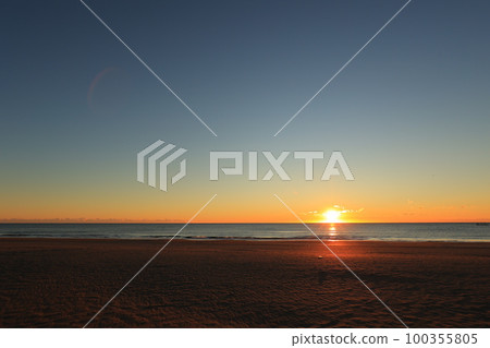 房總半島九十九里海水浴場的日出 房總半島九十九里海水浴場的日出 100355805