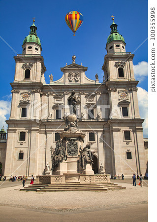 氣球漂浮在老城區的大教堂上方 100355998