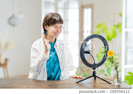 在線分娩的年輕女子 100356212