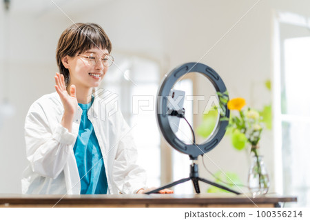 在線分娩的年輕女子 在線分娩的年輕女子 100356214