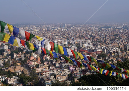 從尼泊爾 Swayambhunath 寺看到的加德滿都城市景觀 從尼泊爾 Swayambhunath 寺看到的加德滿都城市景觀 100356254