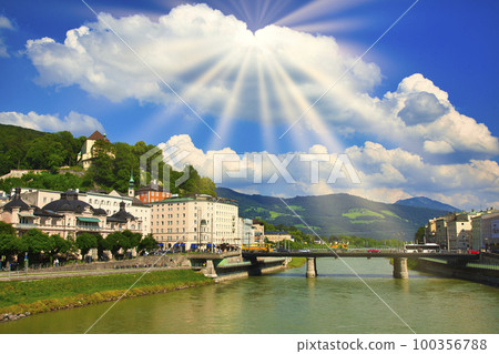 薩爾茨堡老城的薩爾扎赫河 100356788
