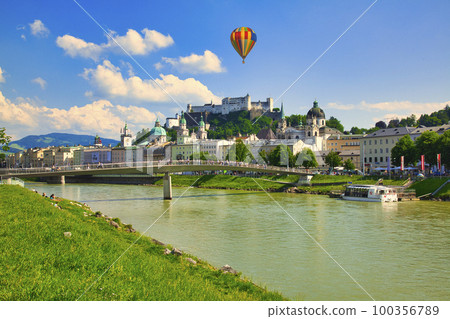 薩爾茨堡老城的薩爾扎赫河 100356789