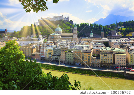 薩爾茨堡老城的薩爾扎赫河 100356792