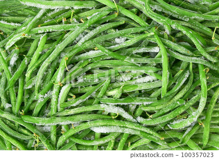 Frozen green beans close up top view background. 100357023