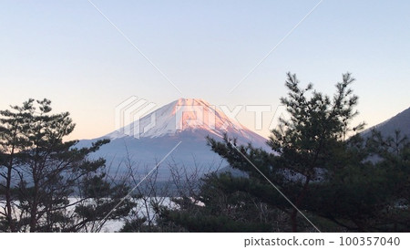Fuji seen from Lake Motosu at dusk 100357040