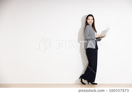 A woman with a laptop 100357873