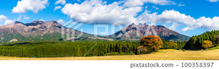 從月磨公園眺望阿蘇山的秋天全景[熊本縣阿蘇郡高森町] 100358397