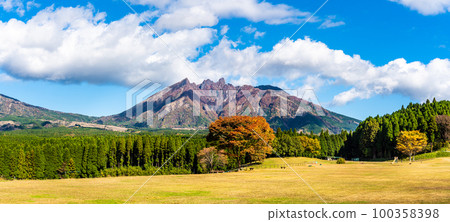 Autumn panorama of Mt. Aso from Tsukimawari Park [Takamori-cho, Aso-gun, Kumamoto Prefecture] 100358398
