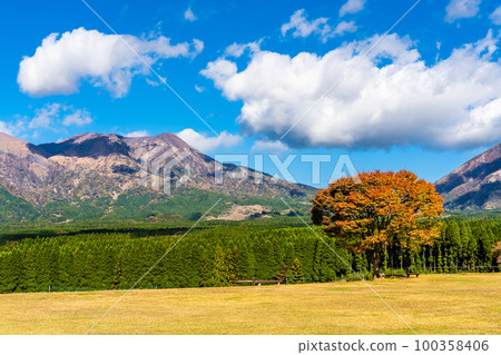 從月磨公園眺望阿蘇山的秋景[熊本縣阿蘇郡高森町] 100358406