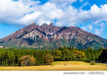 Autumn scenery of Mt. Aso from Tsukimawari Park [Takamori-cho, Aso-gun, Kumamoto Prefecture] 100358412