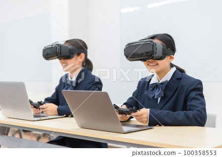 Junior high school and high school girls wearing VR goggles and playing PC games and studying (VR AR MR) Junior high school and high school girls wearing VR goggles and playing PC games and studying (VR AR MR) 100358553