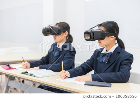 Junior high school and high school girls studying with VR goggles (VR AR MR) Junior high school and high school girls studying with VR goggles (VR AR MR) 100358556
