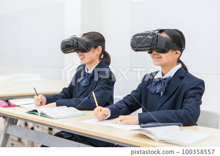 戴著VR眼鏡學習的初高中女生（VR AR MR） 100358557