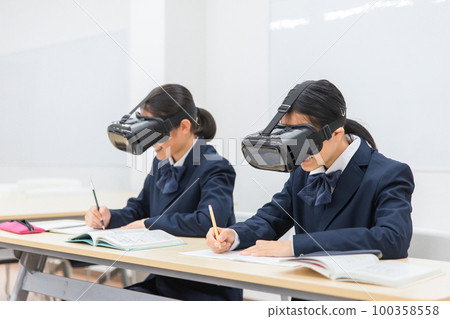 Junior high school and high school girls studying with VR goggles (VR AR MR) 100358558
