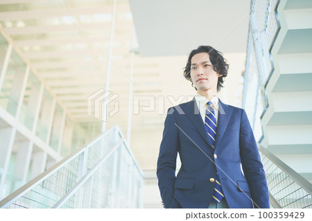 走樓梯的商務人士 100359429