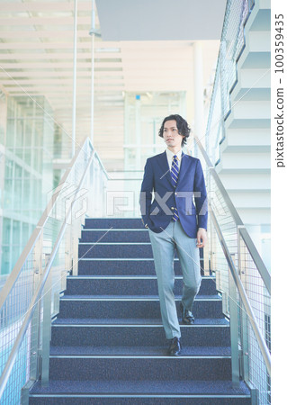走樓梯的商務人士 走樓梯的商務人士 100359435